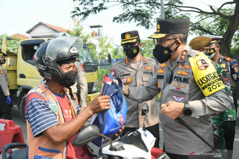 Kakorlantas bagikan sembako saat cek posko PPKM di Serang