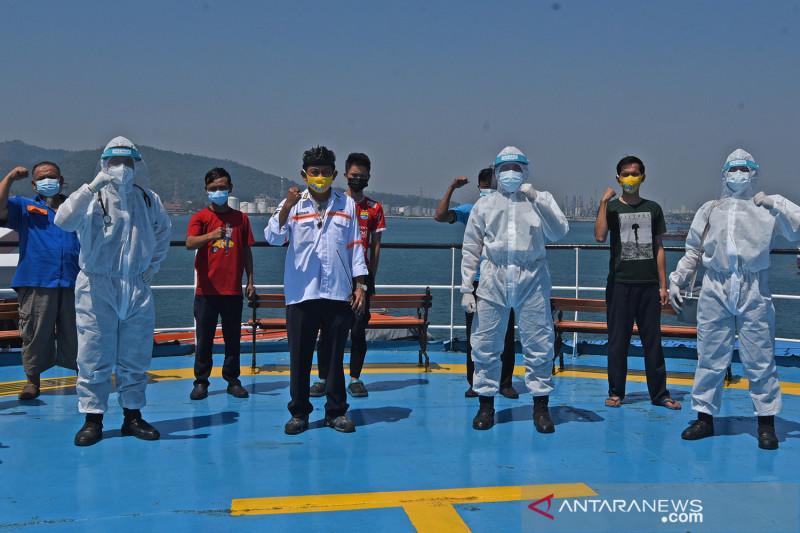 Vaksinasi COVID-19 di atas kapal laut