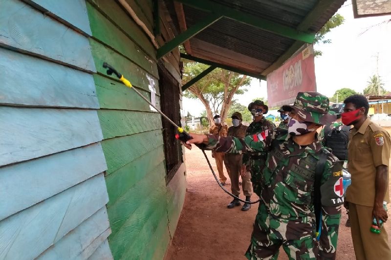 Satgas TNI melakukan penyemprotan disinfektan di perbatasan