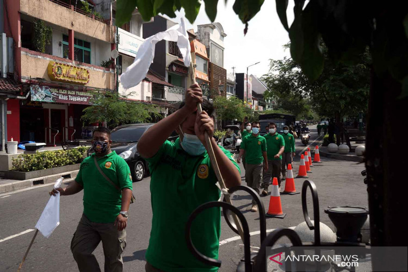 Satpol PP bersihkan bendera putih aksi