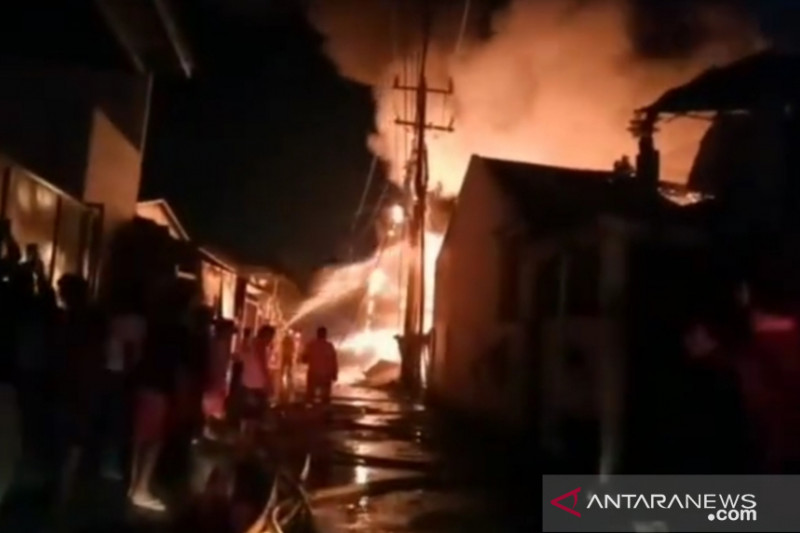 Sebanyak 15 unit damkar dikerahkan atasi kebakaran lapak di Kalideres