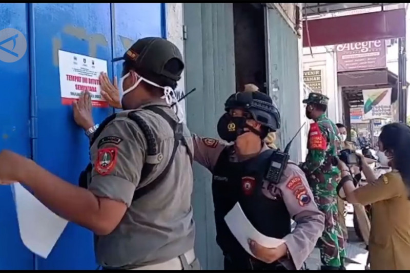 Langgar PPKM darurat, Pemkot Solo tutup paksa toko