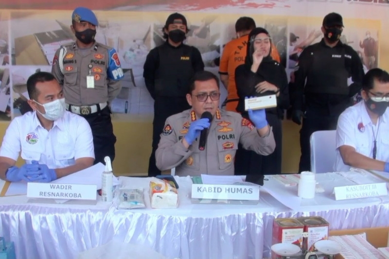 Ditresnarkoba Polda Jabar gerebek rumah produksi obat keras