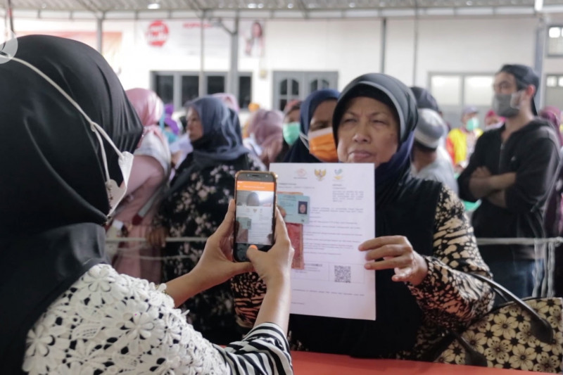 Ambil bansos, warga berkerumun padati kantor pos Aceh