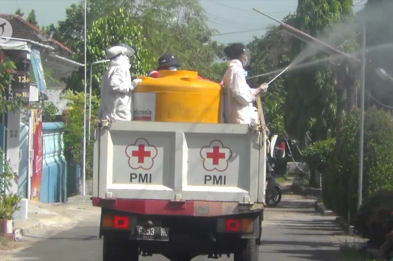 PMI Jember semprot disinfektan di klaster permukiman warga