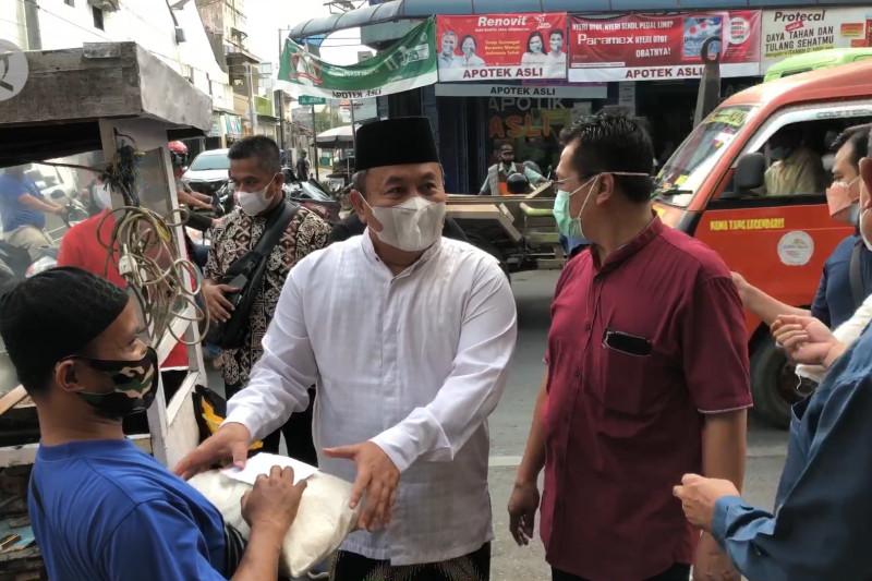 Pekalongan gotong royong membantu pedagang kecil di masa PPKM