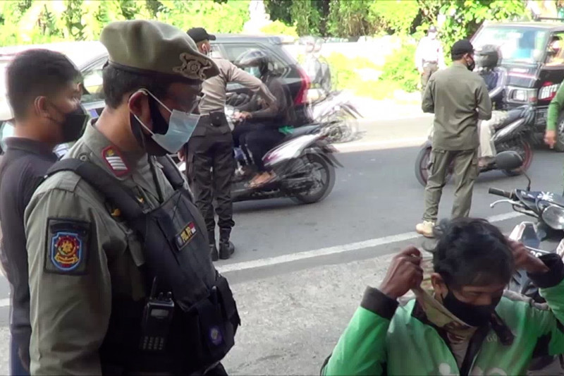 Petugas gabungan sidak prokes terhadap pengendara di Denpasar
