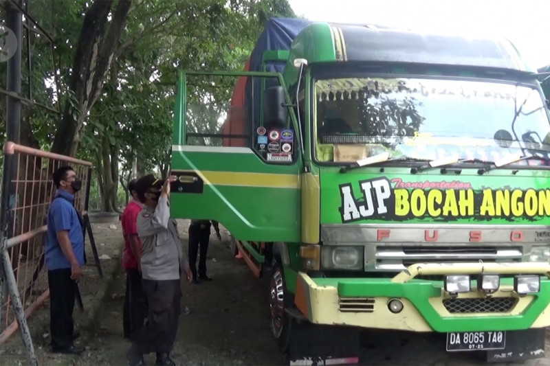 Tiga sopir truk di Pelabuhan Trisakti terindikasi COVID-19