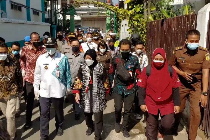 Risma rencanakan bantuan tak hanya bisa dibelanjakan di e-Warung