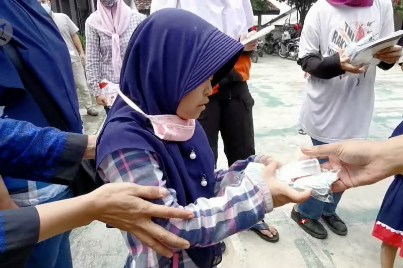 Pemberian obat cacing bersama bagi siswa berkebutuhan khusus di Hari Anak Nasional