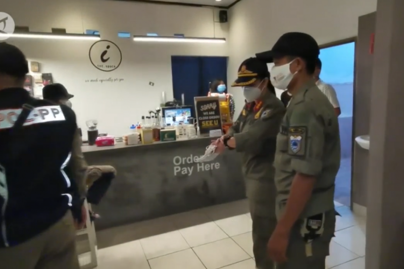 Satgas COVID-19 Pandeglang tertibkan pedagang saat malam