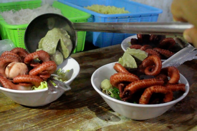 Adakalanya bakso dan gurita bertemu di mangkok