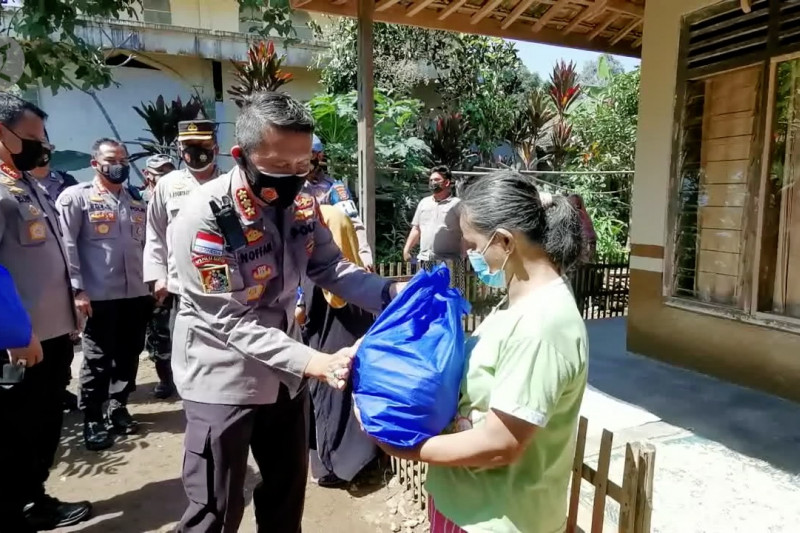 Kapolda Banten & Gubernur Babel bagikan bantuan bahan pangan