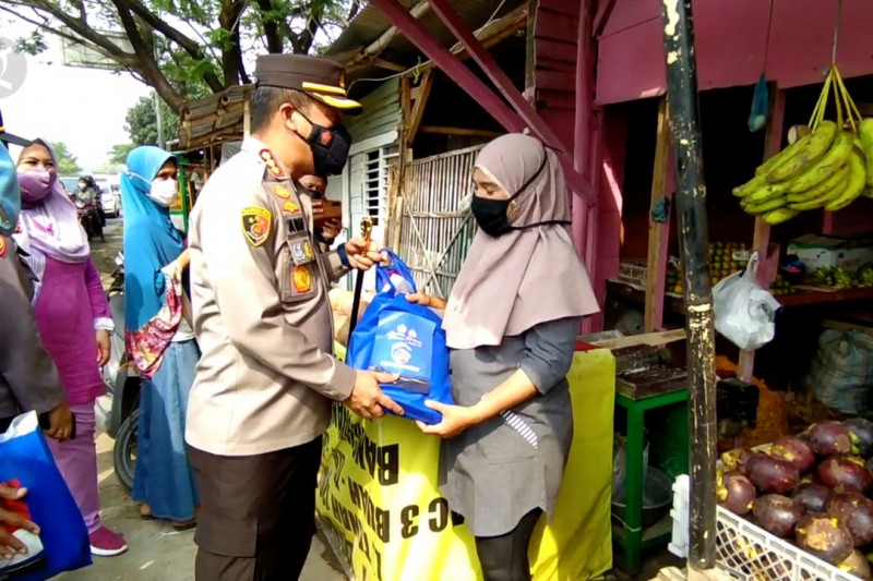 Polresta Cirebon bagikan 1.300 paket sembako bagi warga terdampak PPKM