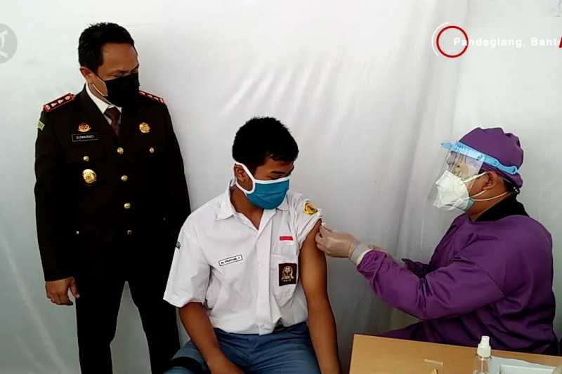 Vaksinasi lantatur di Polda Kalteng & 500 dosis vaksin untuk pelajar Pandeglang