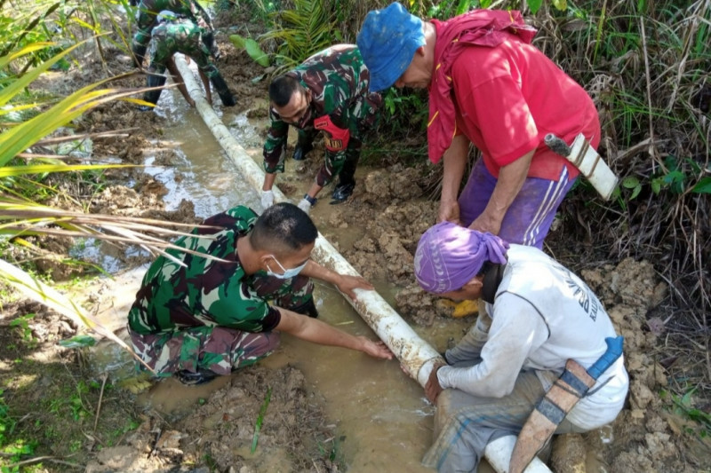 Satgas Pamtas bantu warga perbatasan perbaiki pipa air bersih