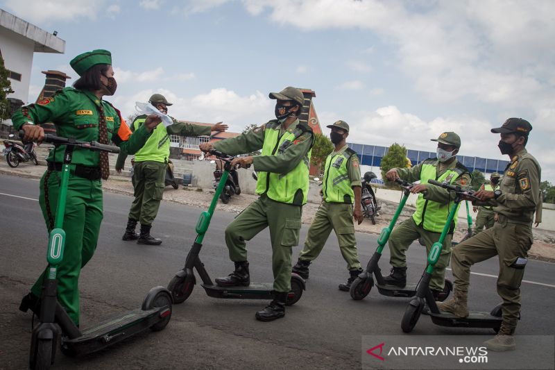 Naik skuter listrik, petugas blusukan kampanyekan prokes di Solo