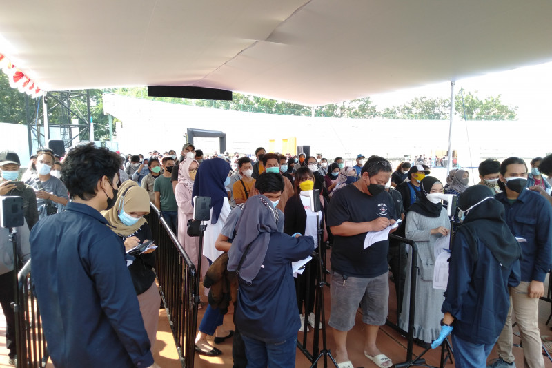 Terjadinya kerumunan di Karawang diakui panitia vaksinasi BPBD Jabar