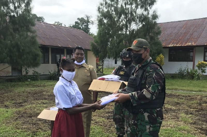 Satgas TNI beri baju seragam sekolah untuk siswa di perbatasan
