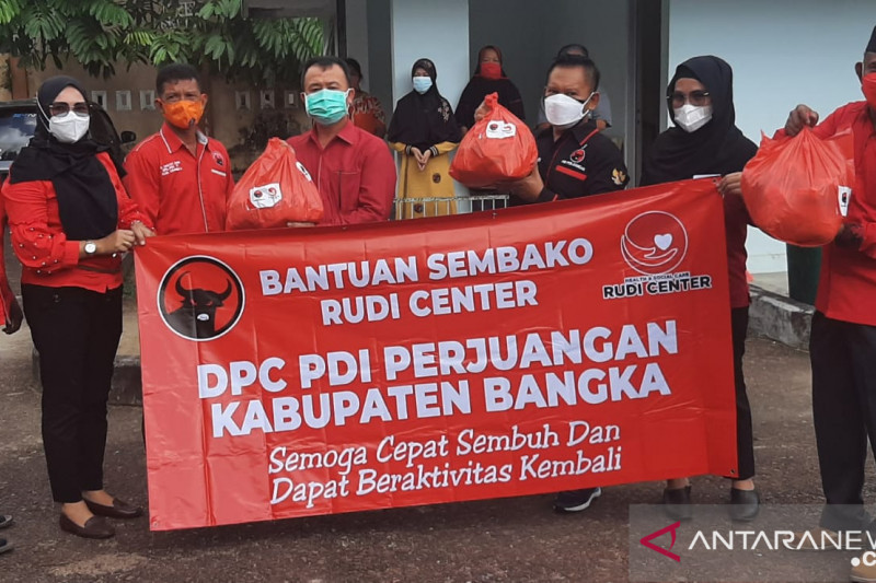 DPC PDI Perjuangan Bangka membagikan ratusan paket sembako