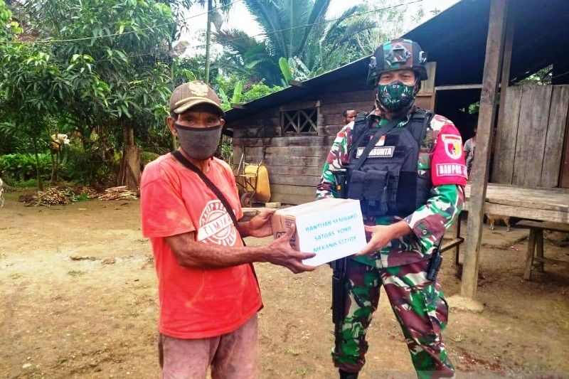 Satgas TNI bantu paket sembako untuk warga Papua di perbatasan