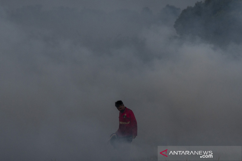 Upaya pemadaman kebakaran lahan di Pemulutan Ogan Ilir