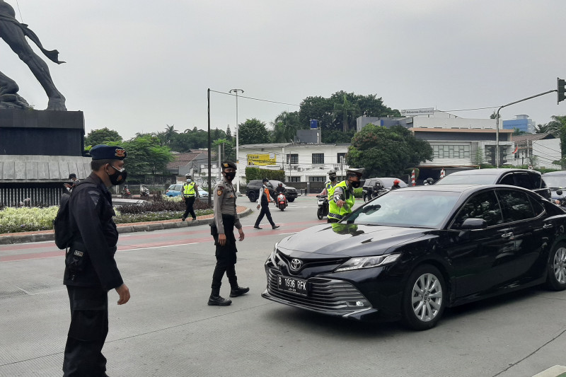 Petugas putar balik ratusan kendaraan pelanggar aturan ganjil-genap