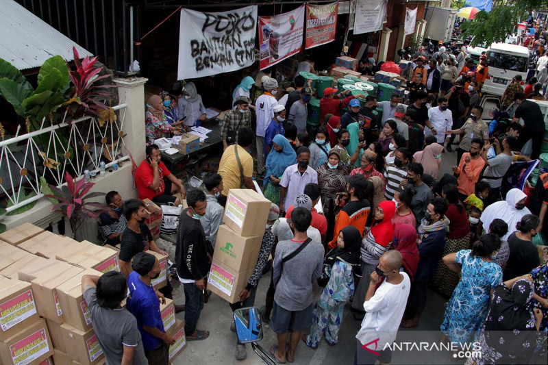 Penyaluran bantuan bagi korban kebakaran di Makassar