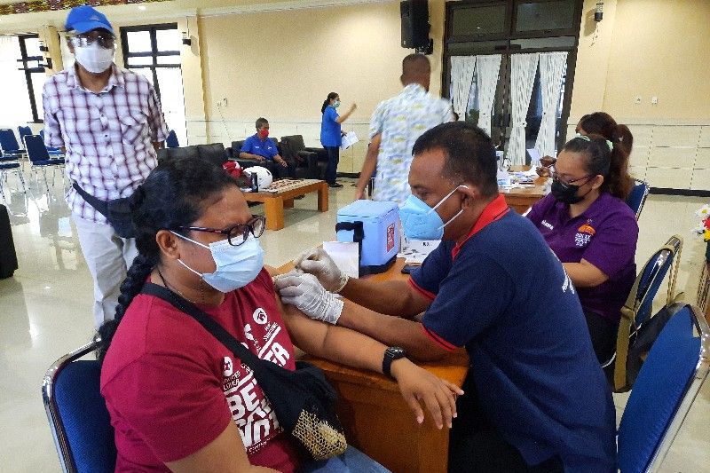 Aaron Rumainum menjadi vaksinator karena ingin selamatkan orang Papua