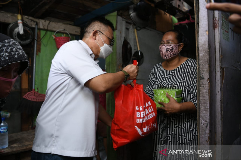 Seknas Jokowi bagikan sembako untuk masyarakat yang terdampak pandemi