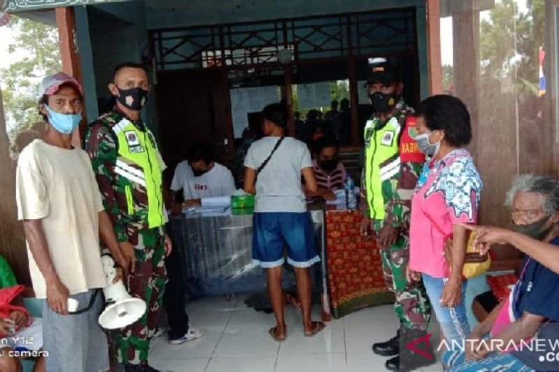 Aparat TNI/Polri di Biak bantu penyaluran BST warga distrik Yendidori