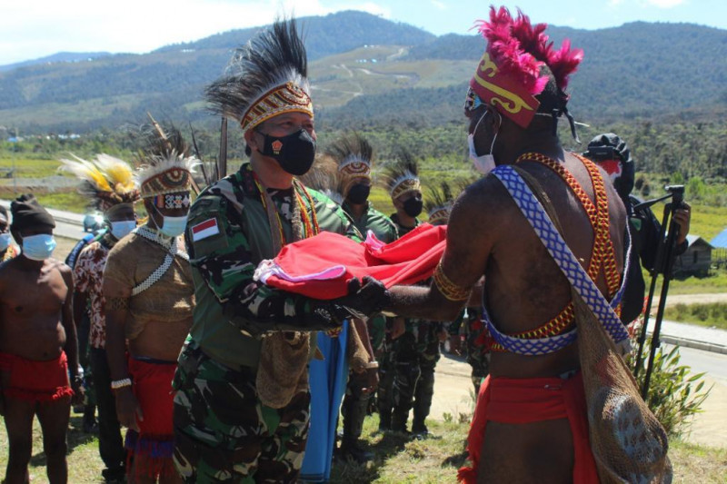 Pangdam berikan bendera merah putih bagi kepala suku Pegaf Papua Barat