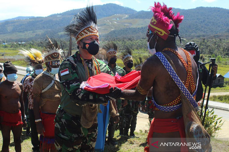 Pangdam berikan bendera merah putih bagi kepala suku Pegaf Papua Barat