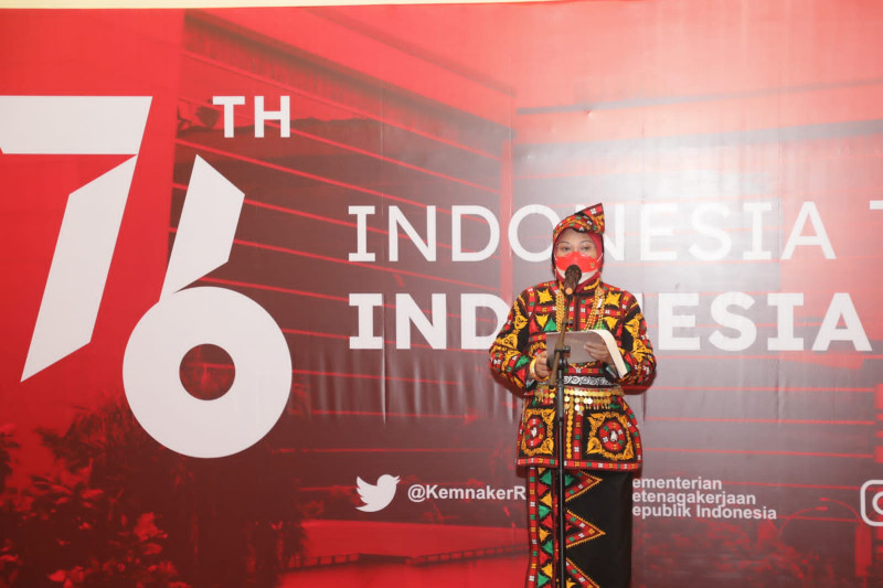 Menaker sematkan Satyalencana Karya Satya kepada 349 ASN