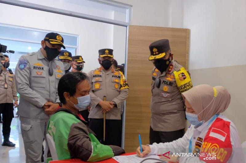 Kakorlantas Polri tinjau Vaksin Center Polda Riau