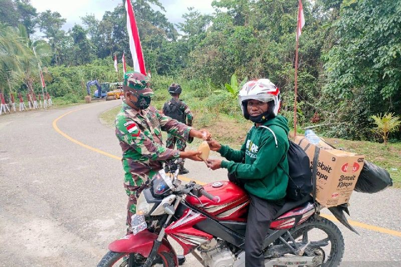 Satgas TNI Yonif 512 bagikan bubur kacang hijau untuk warga di perbatasan RI-PNG