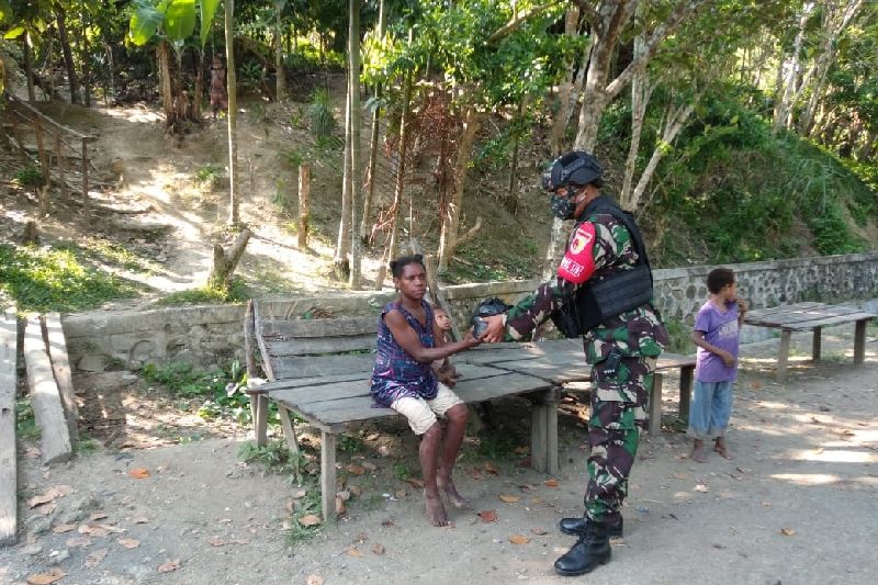 Satgas TNI Yonif 512 bagikan sembako untuk warga di perbatasan RI-Papua Nugini