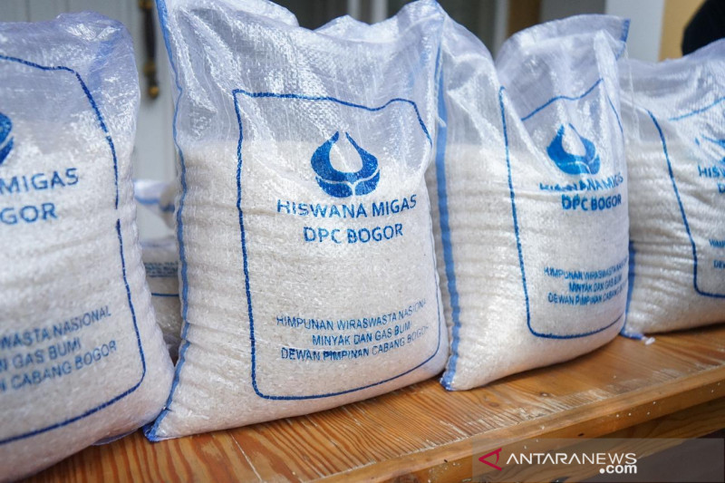 Hiswana Migas Kota Bogor bagi 1,5 ton beras ke warga yang membutuhkan