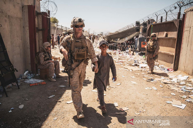 Prajurit Marinir AS kawal anak pengungsi di Bandara Internasional Hamid Karzai