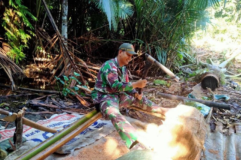 Satgas TNI Membantu Mengolah Sagu Warga Perbatasan