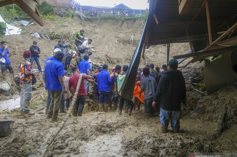 Pencarian korban longsor di Kabanjahe