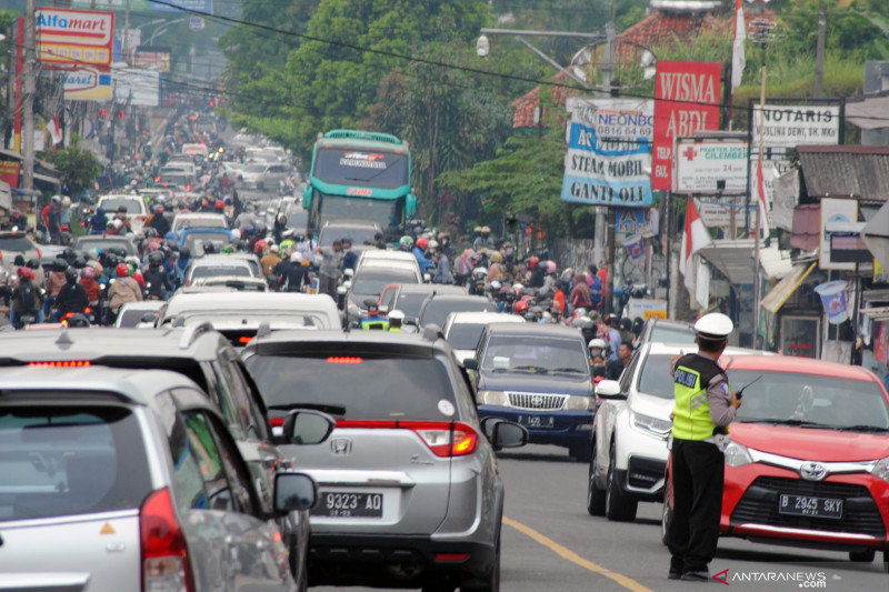 Jalur wisata Puncak Bogor padat