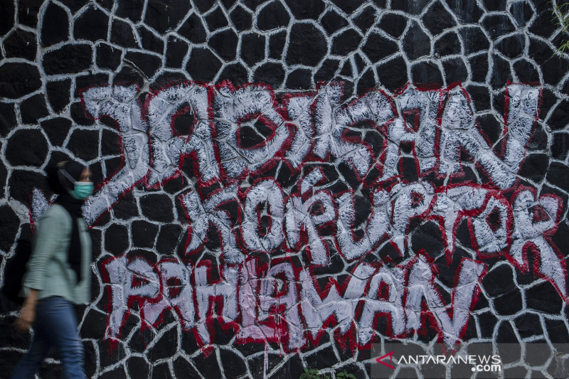 Mural kritik untuk KPK