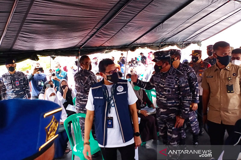Sandiaga Uno ikuti vaksin di Markas Kolinlamil gunakan AstraZeneca