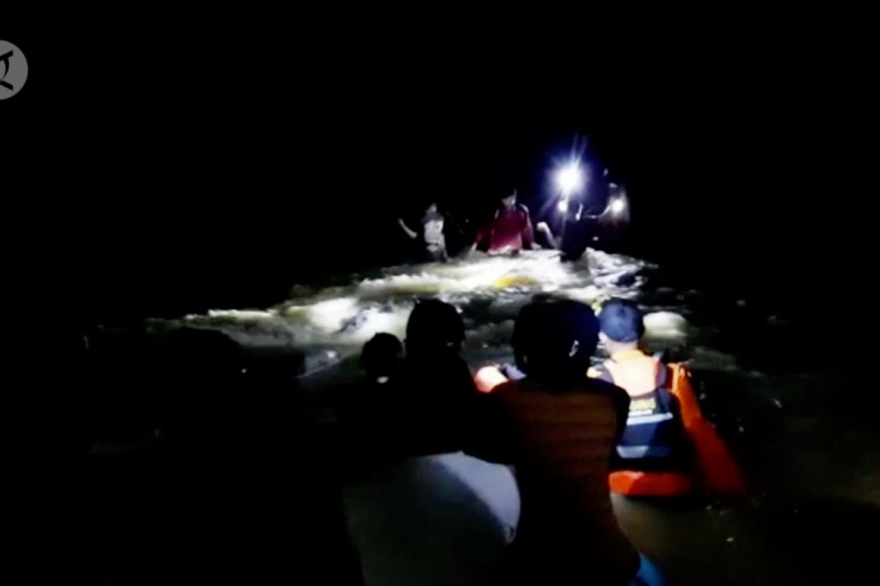 Basarnas evakuasi 36 pecinta alam yang terjebak di Gunung Amonggedo