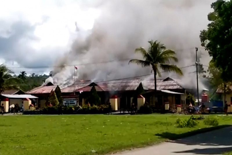 Warga tertembak, Mapolsek Nimboran Jayapura dibakar massa