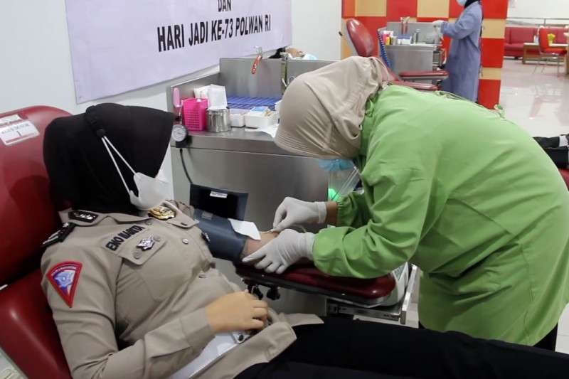 Penuhi stok darah PMI, Polwan-Bhayangkari gelar baksos
