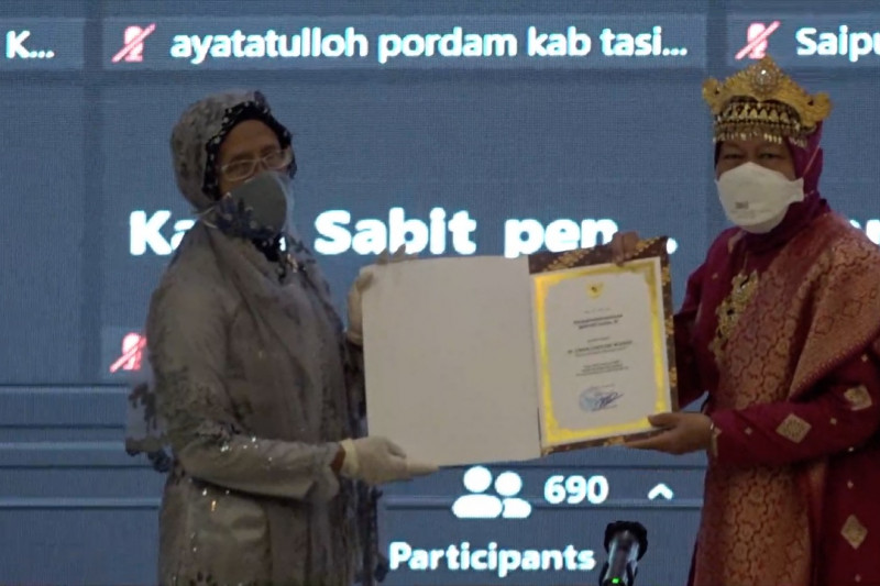 Mensos Risma beri penghargaan ke pilar sosial pahlawan COVID-19