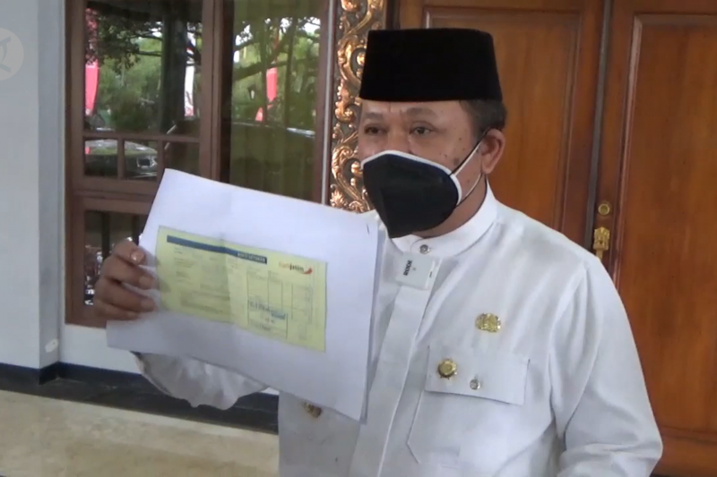 Bupati dan tiga pejabat Jember kembalikan honor pemakaman