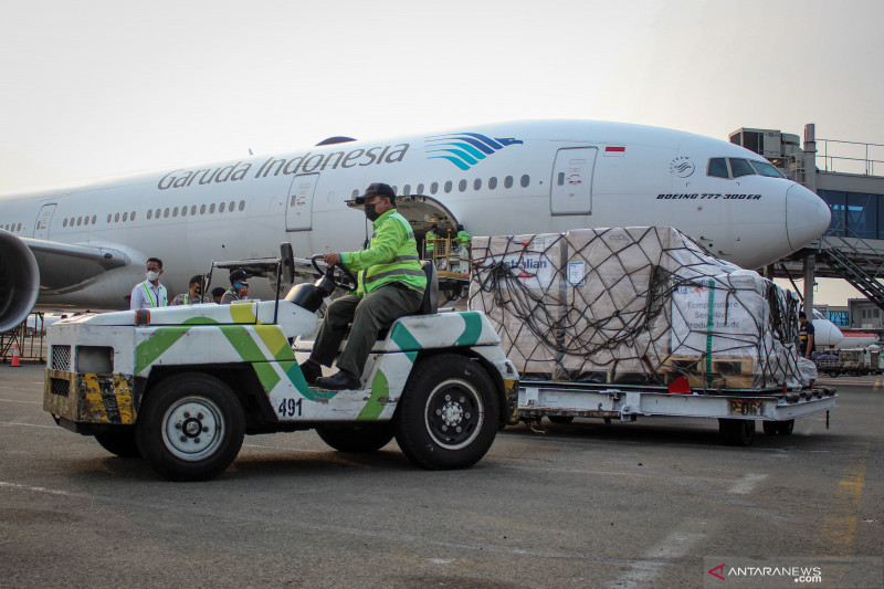 Lima ratus ribu dosis vaksin COVID-19 AstraZeneca tiba di Bandara Soetta